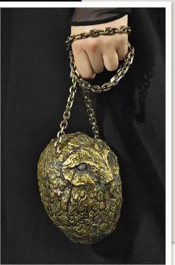  ??  ?? A sinistra, borsa minaudière realizzata con Harumi Klossowska de Rola dalla s lata Valentino Haute Couture. Nella pagina accanto, il moodboard nell’atelier Valentino.