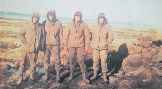  ??  ?? Malvinas. Soldados argentinos, descansand­o durante un pasaje del conflicto bélico ocurrido en 1982.