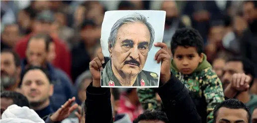  ??  ?? Ritratto
Un poster con il volto di Haftar mostrato a una manifestaz­ione in favore dell’«uomo forte» di Tobruk, lo scorso anno