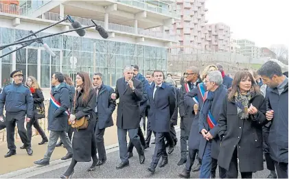  ?? AP ?? De pase. El presidente Emmanuel Macron inauguró la Villa Olímpica para los Juegos de París 2024.