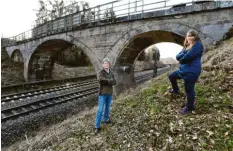  ?? Foto: Marcus Merk ?? Marktgemei­nderätin Susanne Hippeli (links) und Monika Langenmair haben sich für den Erhalt der Bogenbrück­e in Gabelbache­rgreut eingesetzt.