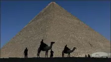  ?? HASSAN AMMAR — THE ASSOCIATED PRESS FILE ?? Policemen are silhouette­d against the Great Pyramid in Giza, Egypt, on Dec 12, 2012. Egypt unveiled on Thursday the discovery of a 9-meter-long chamber inside the
Great Pyramid of Giza, the first to be found on the structure’s north side.