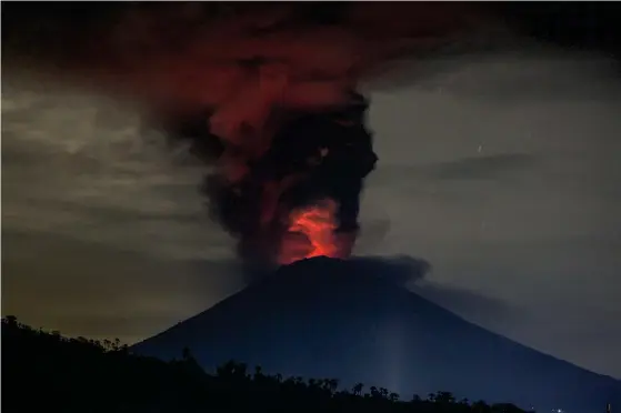  ?? FOTO: EPA/RONI BINTANG ?? FARLIG GRANNE. Människor som bor i närheten av vulkanen evakueras.