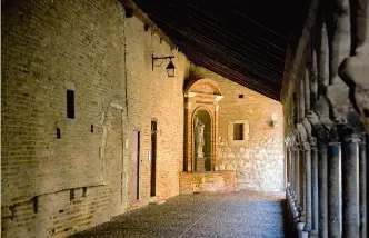 ??  ?? Porte fortifiée du palais de la Berbie. Par une discrète entrée percée dans le flanc Sud de la collégiale Saint-salvi, on accède dans le cloître, reconstrui­t au xiiie siècle par Vidal de Malvési.