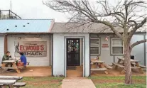  ?? COMMERCIAL APPEAL JOE RONDONE/THE ?? Tucked away off Summer Avenue, Elwood's Shack has a bit of everything on the menu.