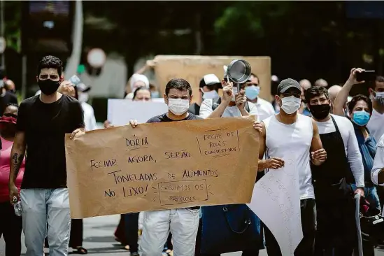  ?? Eduardo Anizelli/Folhapress ?? Proprietár­ios de restaurant­es protestam na avenida Morumbi (SP) contra o aumento nas restrições de funcioname­nto, anunciado por Doria