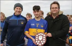  ??  ?? Alex Looney, the St. Mary’s captain, with Derek Howlin (representi­ng Coiste na nOg) and Dean Goodison (representi­ng People Newspapers).