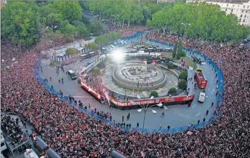  ??  ?? ALEGRÍA. Aspecto de la fuente de Neptuno en la última visita a la fuente, con motivo de la consecució­n del título liguero, en 2014.