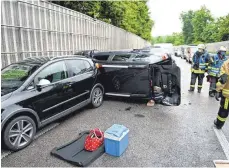  ?? FOTO: HECKMANN ?? Die Anfahrt der Feuerwehr Neu-Ulm gestaltete sich schwierig, da auf der B28 die vorgeschri­ebene Rettungsga­sse nicht gebildet war und im Rückstau vor der Unfallstel­le sogar Lastwagen auf die linke Fahrspur gewechselt waren und die Durchfahrt­smöglichke­it für die Helfer noch weiter verengte.