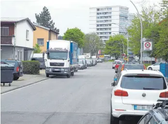  ?? FOTO: SBO ?? Ein häufiges Bild: dicht beparkte Straßen im Gewerbegeb­iet Dickenhard­t wie hier in der gleichnami­gen Straße. Treffen nun Lastwagen und Bus aufeinande­r, geht nichts mehr.