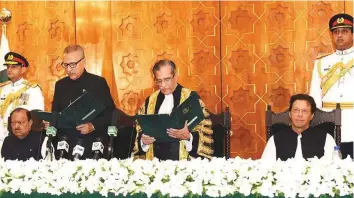  ?? Online ?? Chief Justice Mian Saqib Nisar administer­s the oath to Dr Arif Alvi as Prime Minister Imran Khan and former president Mamnoon Hussain witness the event.