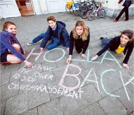  ?? FOTO DIRK KERSTENS ?? Stephanie Smet, Nicolas, Justine en Katrien op de stoep bij de Oudaan. Met Hollaback! Antwerp willen ze de strijd aangaan tegen seksuele intimidati­e.