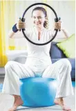  ?? FOTO: COLOURBOX ?? Mit Pilates wird die Körpermitt­e gestärkt. Trainiert wird dabei auch mit Ball oder Ring.