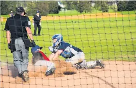  ??  ?? Rebeldes third baseman Aaron Thomas is tagged out at home by Bucks catcher Dillon Stambaugh