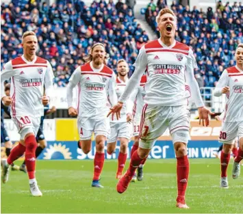  ?? Foto: Marcel Kusch, dpa ?? „Rechtsauße­n? – Nur im 4-3-3“steht auf den Trikots der Ingolstädt­er Spieler (von links: Sonny Kittel, Björn Paulsen und 1:0-Torschütze Konstantin Kerschbaum­er). Am Ende unterlagen die Gäste in Paderborn 1:3.