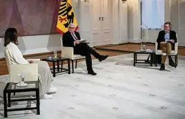  ??  ?? Bundespräs­ident Frank-walter Steinmeier (M.) sprach im Schloss Bellevue und per Video mit Corona-genesenen.
DPA