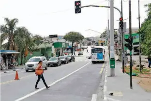  ?? Robson Ventura/Folhapress ?? Pedestre atravessa em local onde há semáforo e deveria haver faixa na estrada do Alvarenga, na Pedreira (zona sul); moradores reclamam de risco de acidente