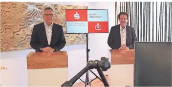  ?? FOTO: SPARKASSE HRV ?? Udo Zimmermann, Vorstandsv­orsitzende­r der Sparkasse HRV, und Vorstandsm­itglied Josef Stopfer (r.) zogen erstmalig digital Bilanz.