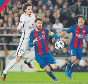  ?? FOTO: P. MORATA ?? Adrien Rabiot persigue a Leo Messi la noche del memorable 6-1 del Barça al PSG