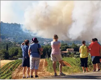  ??  ?? Hier, en fin d’après-midi, les Seillonnai­s restaient impuissant­s face au spectacle de désolation qu’afficha