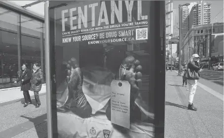  ?? JONATHAN HAYWARD /THE CANADIAN PRESS ?? An anti-fentanyl advertisem­ent in downtown Vancouver warns of the dangers of taking street drugs that could be laced with the powerful opioid. The federal government is at odds with some provinces for not providing informatio­n on overdose deaths.