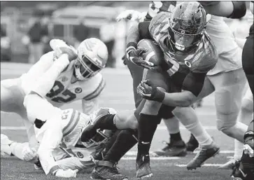  ?? Photog raphs by Chris Pietsch Associated Press ?? OREGON’S C.J. Verdell splits the defense for a four-yard touchdown on the first drive of the third quarter.