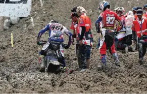  ??  ?? Romain Febvre a lui aussi été victime du fameux bourbier en Indonésie, comme Valentin Guillod (92), Tim Gajser, Jeffrey Herlings…