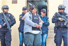  ?? Télam ?? Agentes con fusiles escoltaron a la abogada detenida