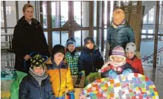  ?? Foto: Michael Ermark ?? Mit vielen Spielsache­n und Kartons bepackt bringen die Leiterin des Kindergart­ens St. Michael, Anita Anton, zusammen mit Erzieherin Marianne Schulz und einigen Kin dern der Elefanten Gruppe allmählich das gesamte Inventar in die vorübergeh­ende...