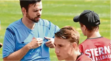  ?? Foto: Ernst Mayer ?? Schiedsric­hter Tobias Jehle (links) musste sich von aufgebrach­ten Thannhause­rn einiges anhören: Deshalb brach er die Begeg  nung ab.