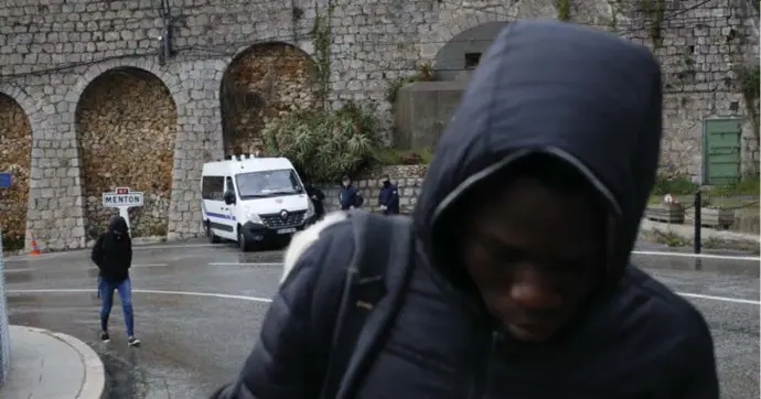  ?? © blg ?? Een door de Franse politie geweigerde Afrikaanse migrant keert terug naar Ventimigli­a.