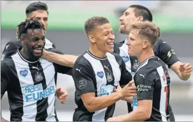  ??  ?? Los jugadores del Newcastle celebran un gol en un partido de la última temporada.