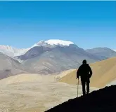  ?? (Foto Torrione) ?? In marcia Paolo Cognetti durante una delle tappe più dure: da Dho Tarap al colle Jhyarkoy, a 5.360 metri di quota, risalendo la Valle del Tahari