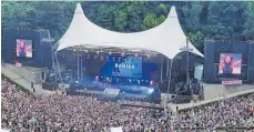  ?? FOTO: OLIVER VOETZ ?? Ein Blick auf das „Peace x Peace Festival“auf der Berliner Waldbühne 2016. Die LED-Wände auf und neben der Bühne kommen von der Firma Videotechn­ik Bär aus Ochsenhaus­en.