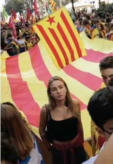  ?? Foto: Pau Barrena, afp ?? Studenten in Barcelona demonstrie­ren am Donnerstag mit den Flaggen Katalonien­s für die Unabhängig­keit.