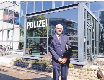  ?? RP-FOTO: ANDREA RÖHRIG ?? Auch die Wache in Wersten an der Kölner Landstraße gehört zum Einzugsber­eich von Norbert Latuske. Er ist neuer Leiter der Polizeiins­pektion Süd.