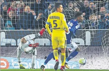  ??  ?? EL PRIMERO. Da Costa marcó de cabeza el primer tanto del Estrasburg­o al PSG.