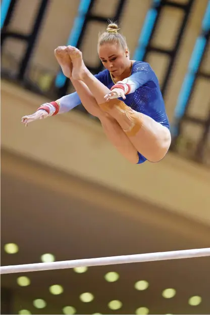  ?? Bild: VOLKER MINKUS/FIG ?? SER FRAM EMOT FINAL. Gymnasten Jonna Adlerteg under VM i Doha, Qatar.