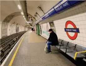  ??  ?? Nella metro.
Anche Londra ha attuato un lockdown che ha svuotato i mezzi pubblici della metropoli di 9 milioni di abitanti
AFP