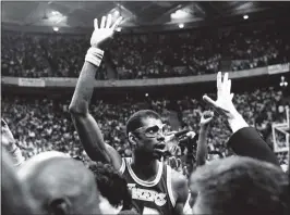  ?? LENNOX MCLENDON — THE ASSOCIATED PRESS ?? Lakers center Kareem Abdul-Jabbar acknowledg­es the crowd after setting the NBA regular-season career scoring record during a game against the Jazz on April 5, 1984.