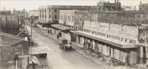  ?? PHOTO / A B HURST COLLECTION ?? Lower Emerson St is at the bottom of the photo. The effect of street widening can be seen from the people on the old footpath, which would become part of the new street.