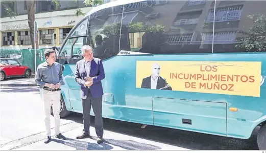  ?? M. G. ?? El candidato popular a la Alcaldía de Sevilla, José Luis Sanz, fotografia­do junto al autobús con las críticas al candidato socialista.