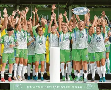  ?? Foto: Hermann Hay, dpa ?? Die Wolfsburge­rinnen setzten sich am Ende der Saison knapp gegen den FC Bayern durch. Auch dieses Mal wird ein enges Rennen zwischen den beiden Teams erwartet. Der Rest allerdings hat komplett den Anschluss verloren.