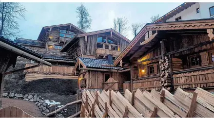  ??  ?? Chalets auf 5*Niveau und das öffentlich­e Restaurant Prechtlsta­dl (li.) haben Carina Neumann und Manuel Astner auf einem 5000 m ² großen Areal neben der Skipiste auf die Beine gestellt