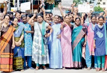 ?? — DC ?? Women RTC employees on Friday continued with the protest at the Dilsukhnag­ar depot. Despite the Telangana government going all out with hard-handed tactics, Friday marked the 21st day of the deadlock.