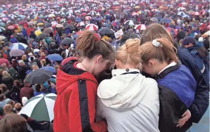  ?? ROBERT HANASHIRO/USA TODAY FILE ?? Students hug during the memorial service for victims of the Columbine High School shooting tragedy on April 25, 1999.