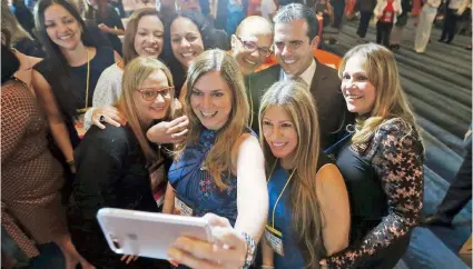  ??  ?? El gobernador Ricardo Rosselló Nevares se toma un “selfie” con un grupo de participan­tes del Women Who Lead Summit, en el Centro de Convencion­es de Puerto Rico, en Miramar.