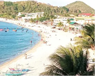  ?? PHOTO BY IRE JOE V.C. LAURENTE ?? ALMOST PARADISE
Local and foreign tourists started arriving on Monday, March 25, 2024, at the popular White Beach of Barangay San Isidro in Puerto Galera. Local officials expect around 20,000 visitors will visit the island during the Lenten break.