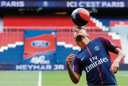  ?? CHRISTIAN HARTMANN/REUTERS-4/8/2017 ?? Recorde. Apresentaç­ão de Neymar ao Paris Saint-Germain; transferên­cia do brasileiro motivou a reação da Fifa e da Uefa