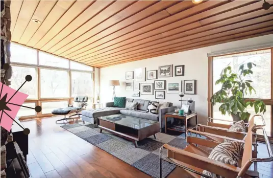  ?? JUSTIN RACINOWSKI ?? The living room of architect Justin Racinowski's Fox Point home features authentic modern furniture.